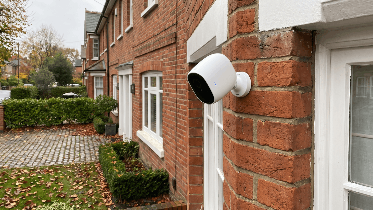 draadloze-camera-hoek-vlaamse-rijwoning-bakstenen-gevel